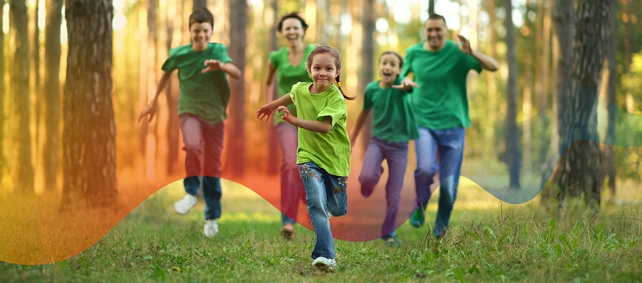 bambini che corrono nel prato verde
